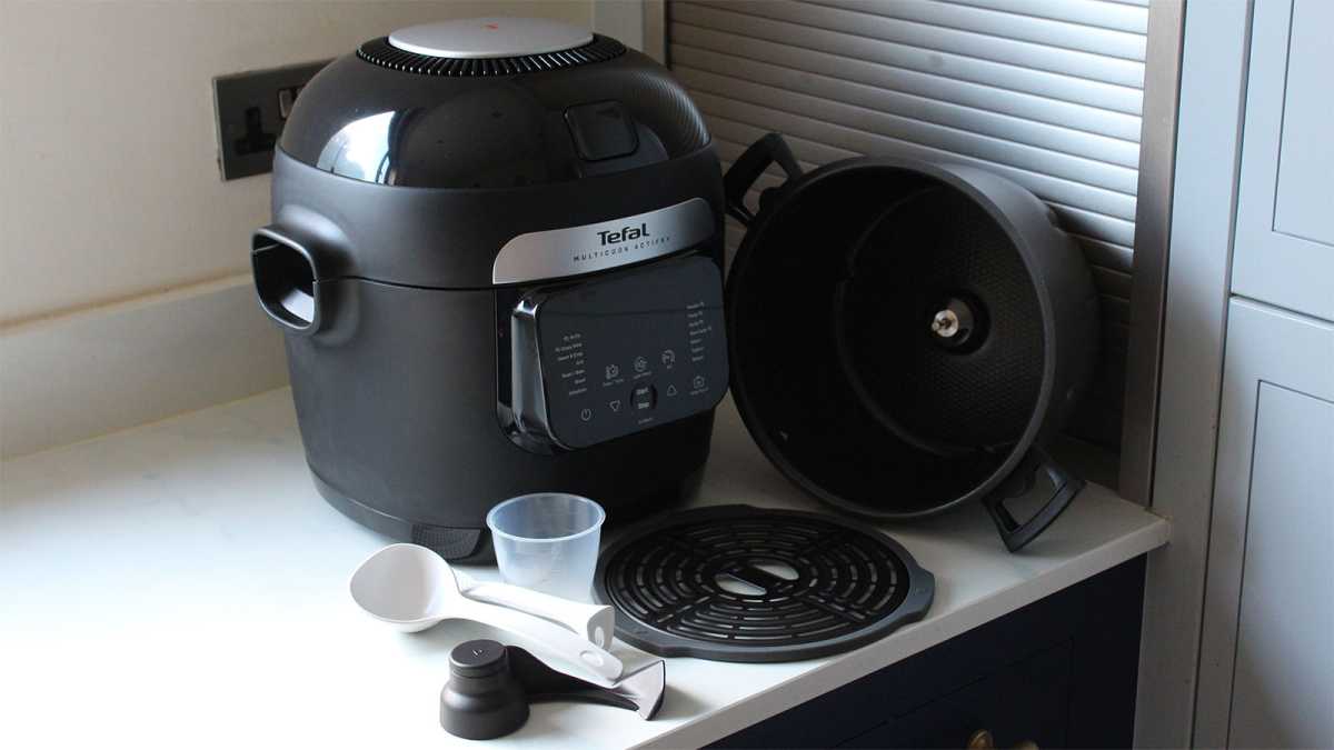 Multicooker and its cooking accessories