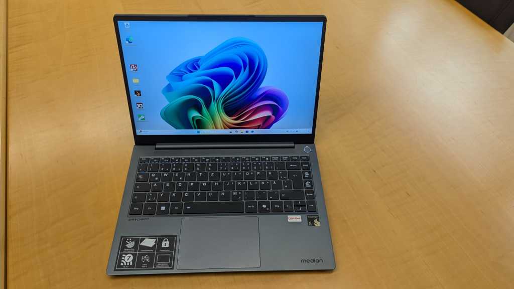 Image: Medion SPRCHRGD S1 Elite im Test: GÃ¼nstiger Copilot+ PC mit ARM-Windows und 3K-Display