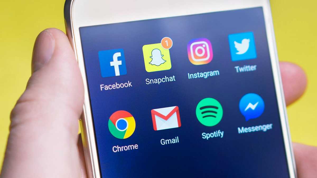 Beliebte Apps wie Facebook, Snapchat, Instagram und Google Mail auf einem Telefon