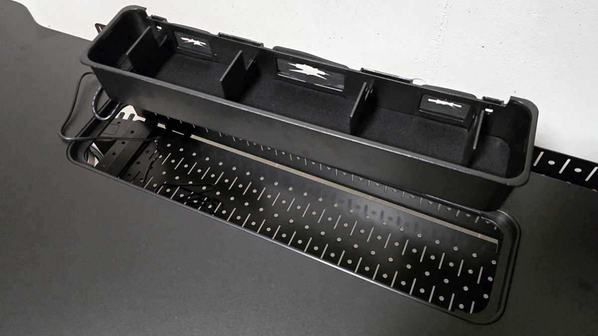 Einsetzbarer Stauraum mit USB-Anschlüssen und Deckel bei der Corsair Platform:4