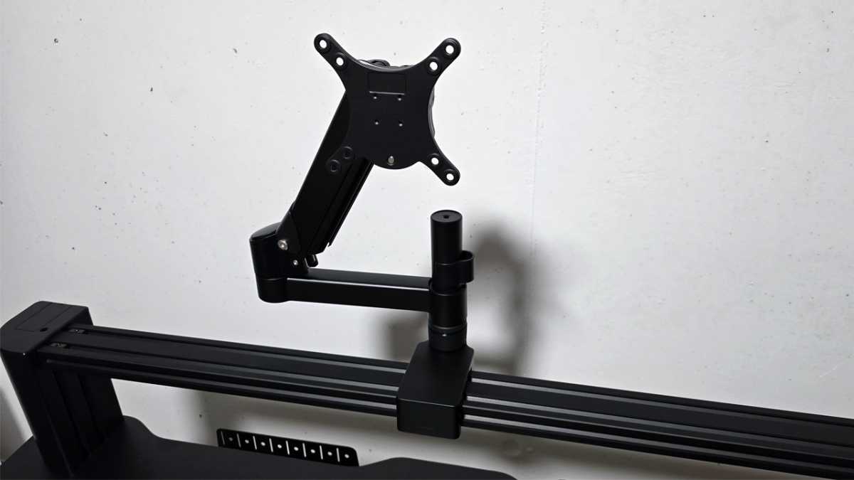 Montierter Monitor-Arm bei der Corsair Platform:4