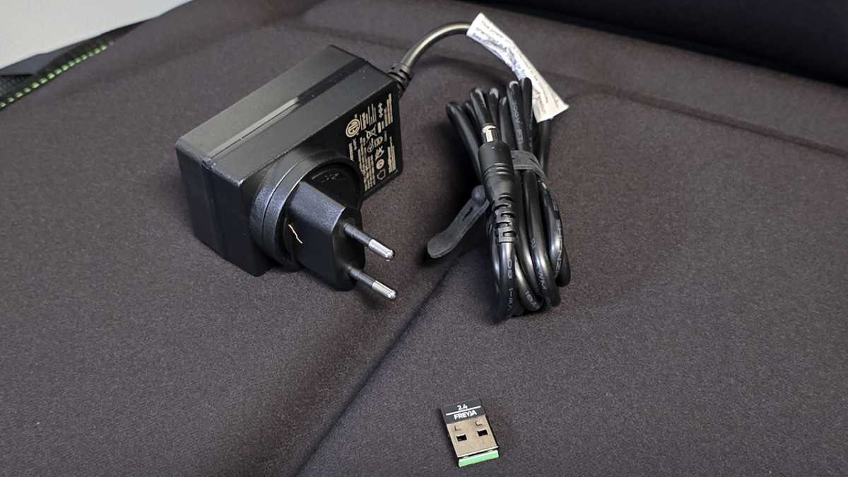 Netzteil und USB-Dongle der Razer Freyja