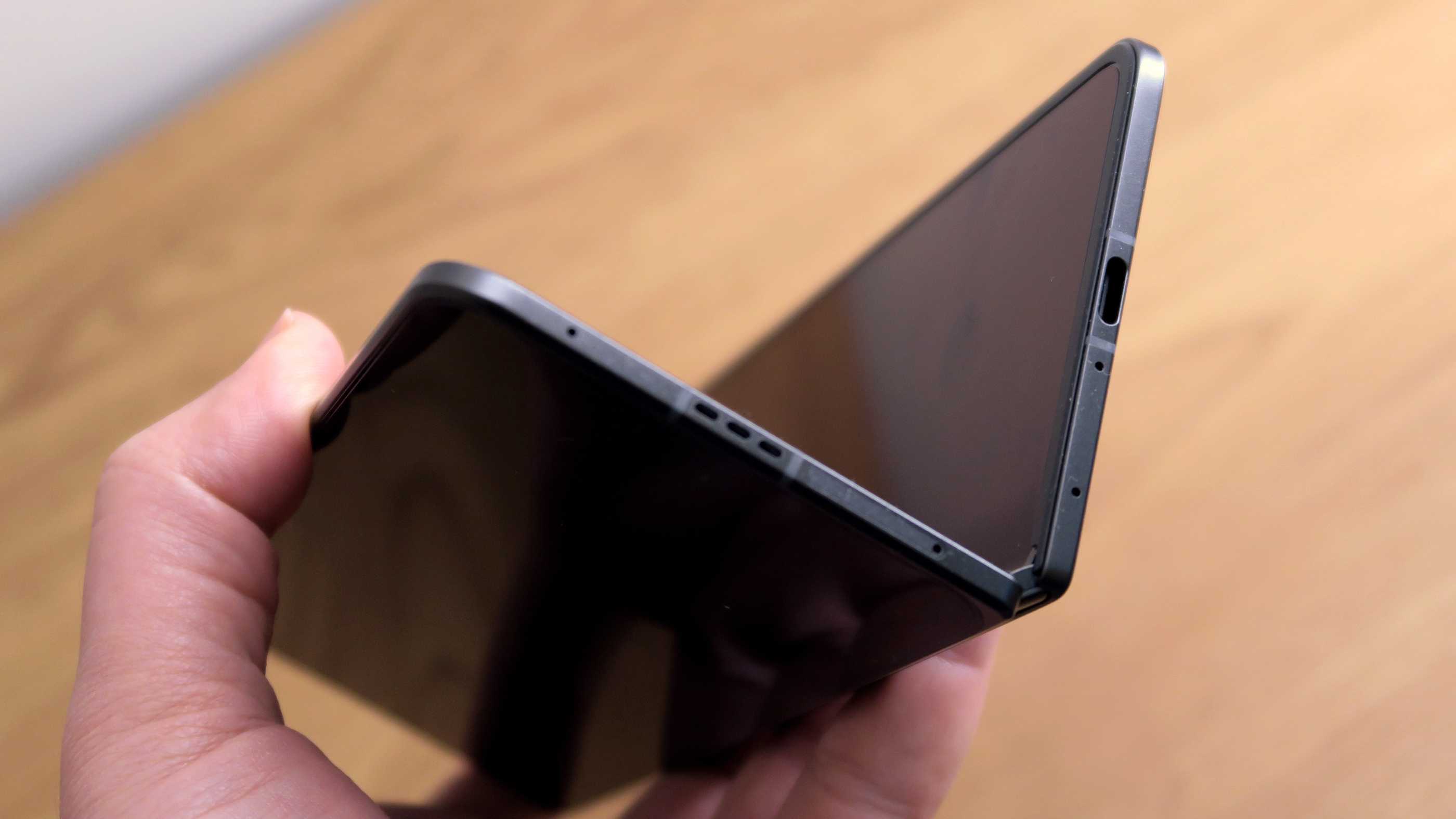 Oppo finds hands on the white light half open