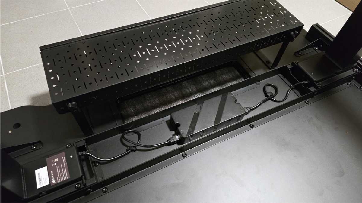 Tischbeine und Kabelwanne der Corsair Platform:4 fertig montiert