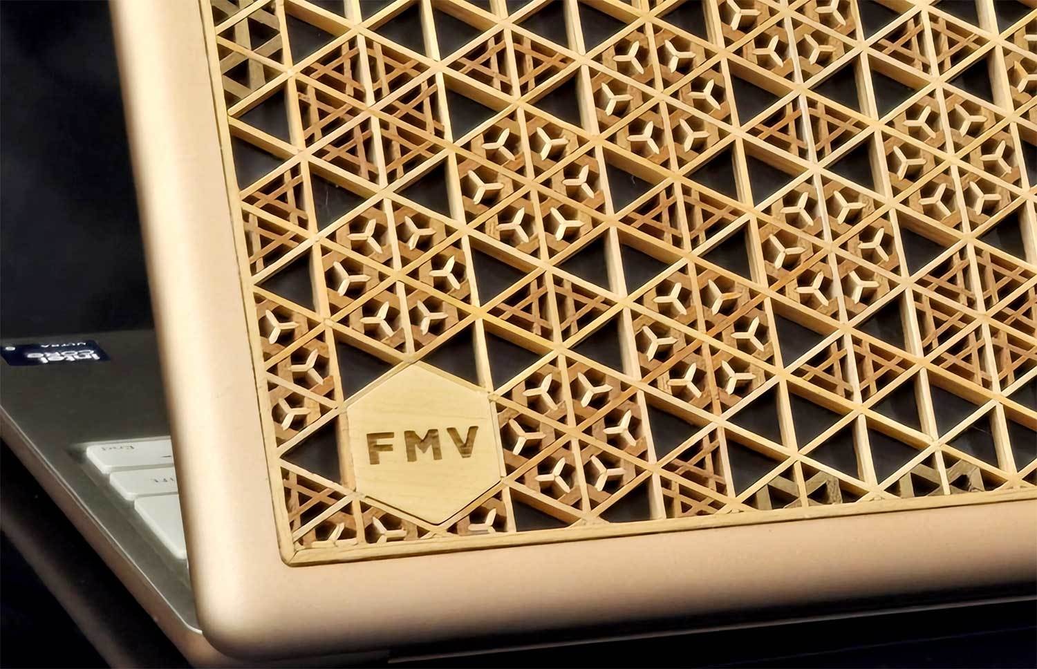Fujitsu custom wood inlay laptop is one of a kind | PCWorld Fujitsu custom wood inlay laptop is one of a kind | PCWorld