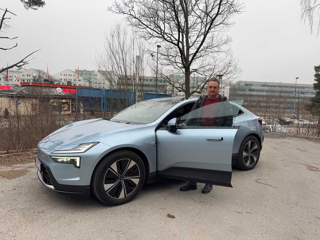 Image: Polestar 4 im Test: Elegantes und komfortables E-Auto ohne Heckscheibe