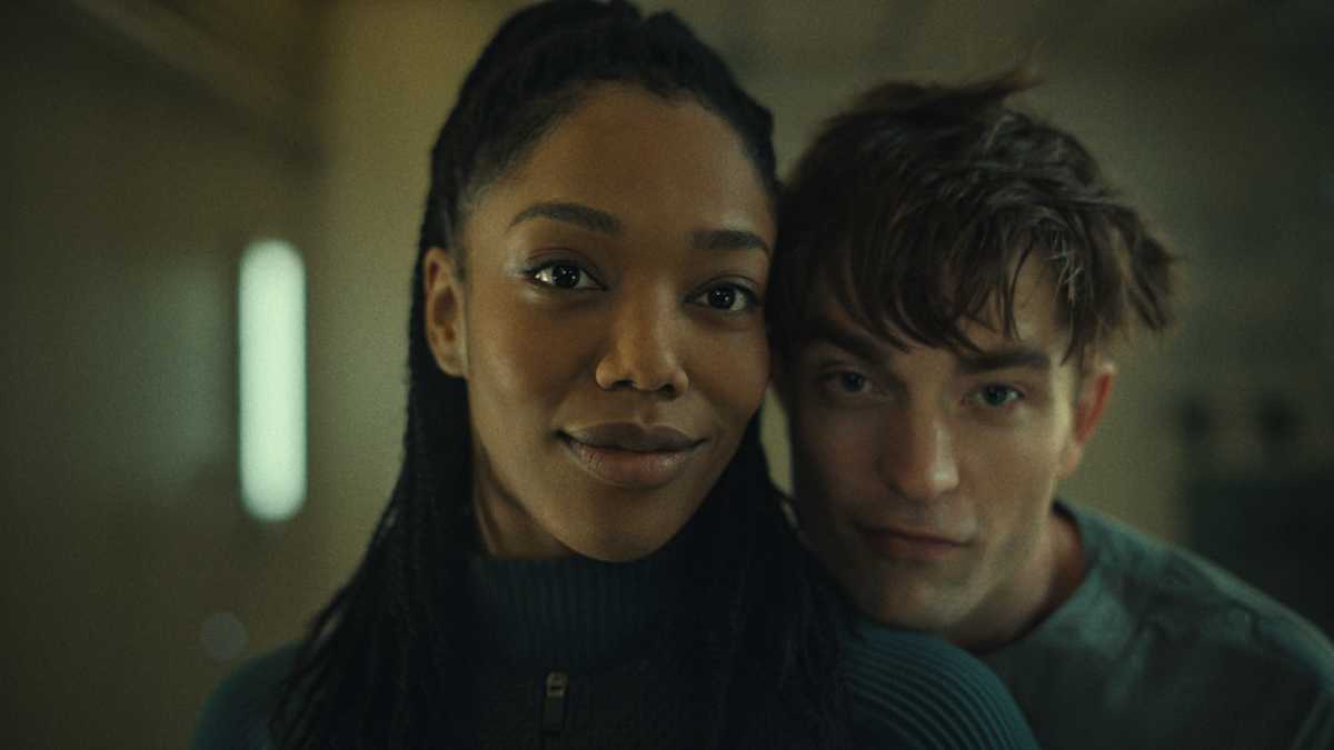 Robert Pattinson and Naomi Ackie in Mickey 17