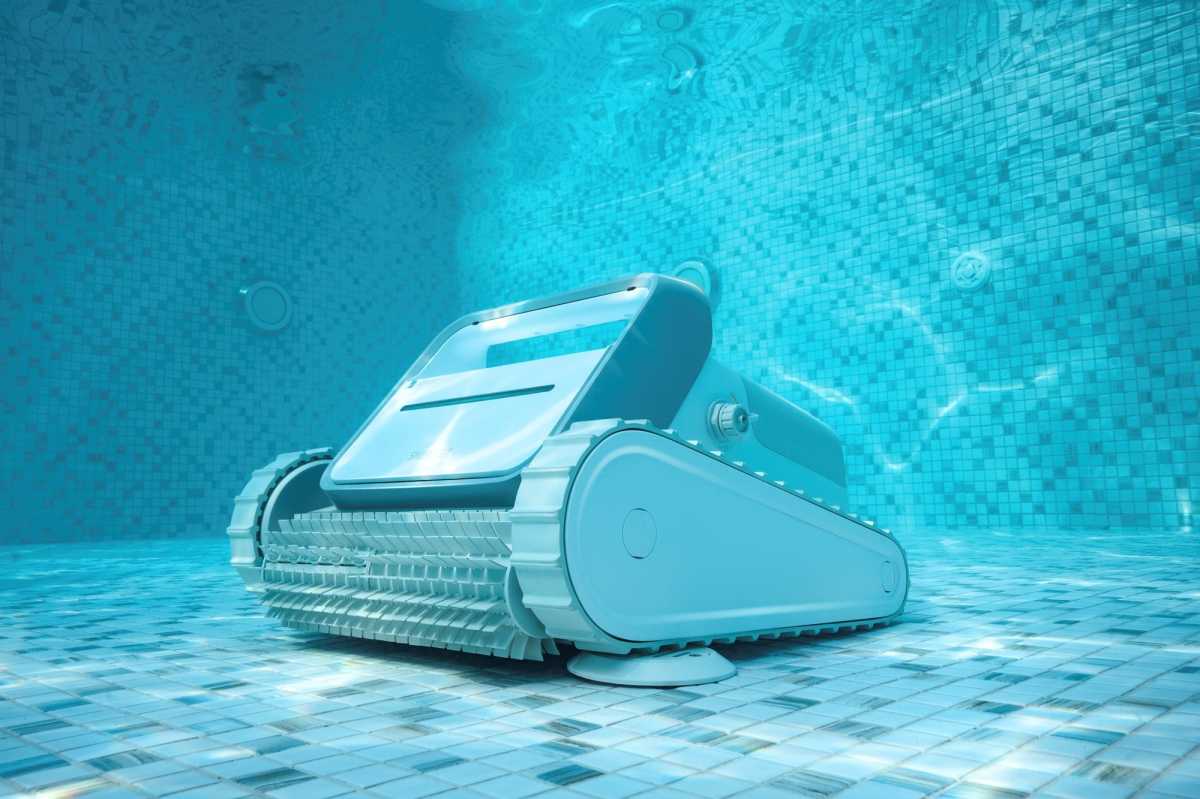 Smorobot Tank C1 robotic pool cleaner submerged