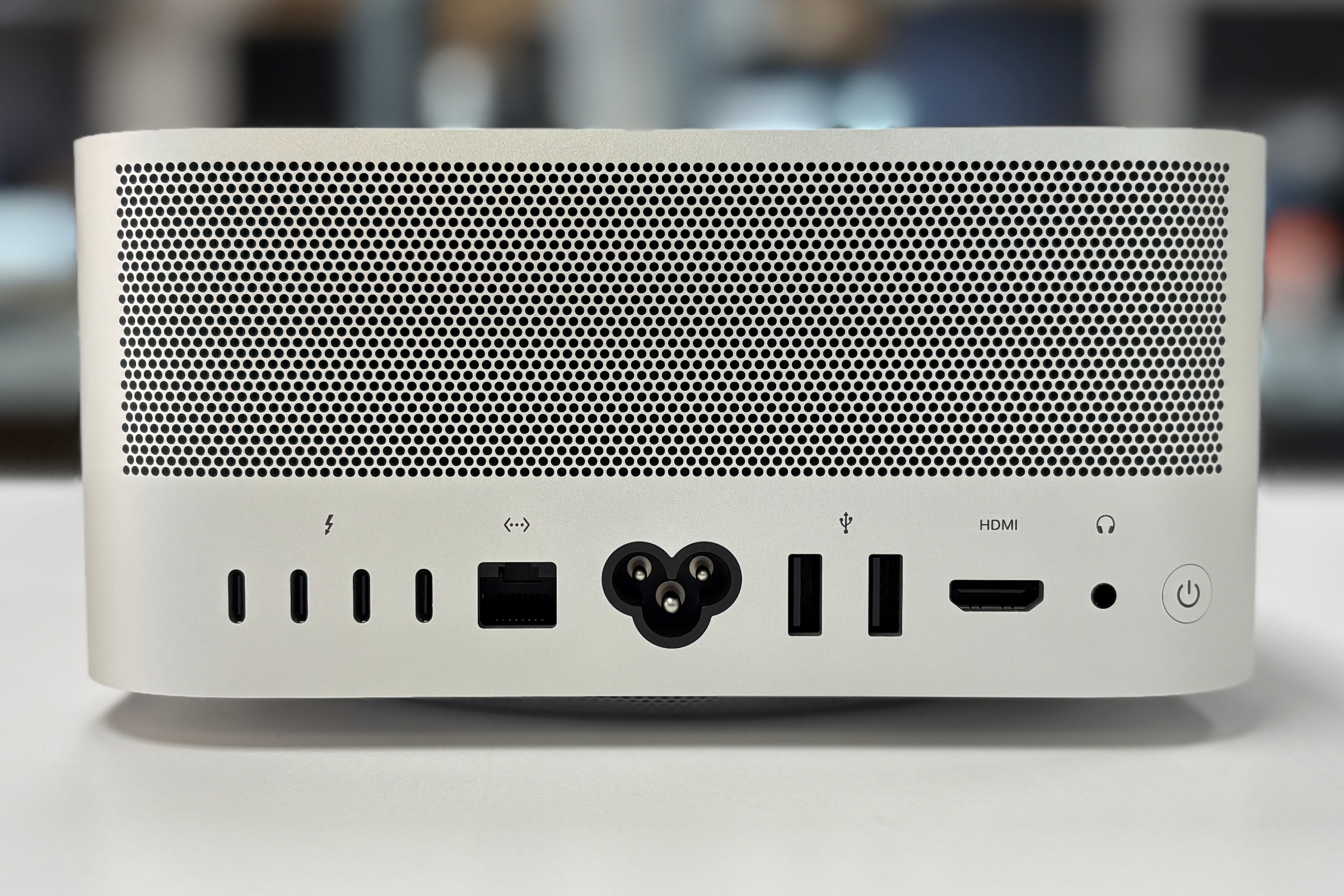 Mac Studio 2025 ports