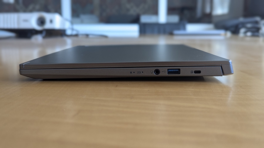 Acer Aspire 14 AI Anschlüsse rechts