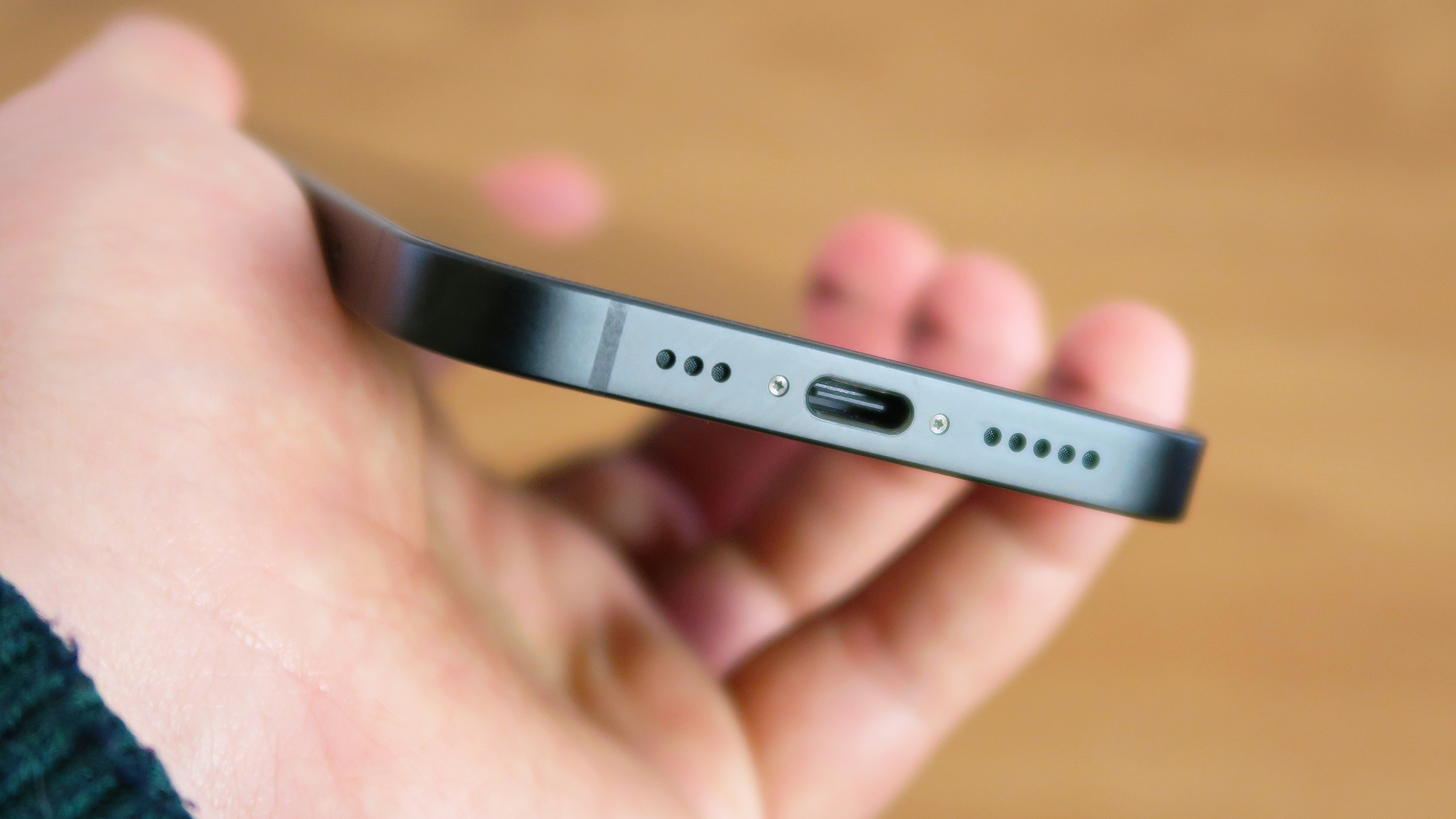 Apple iPhone 16e REVIEW USB C