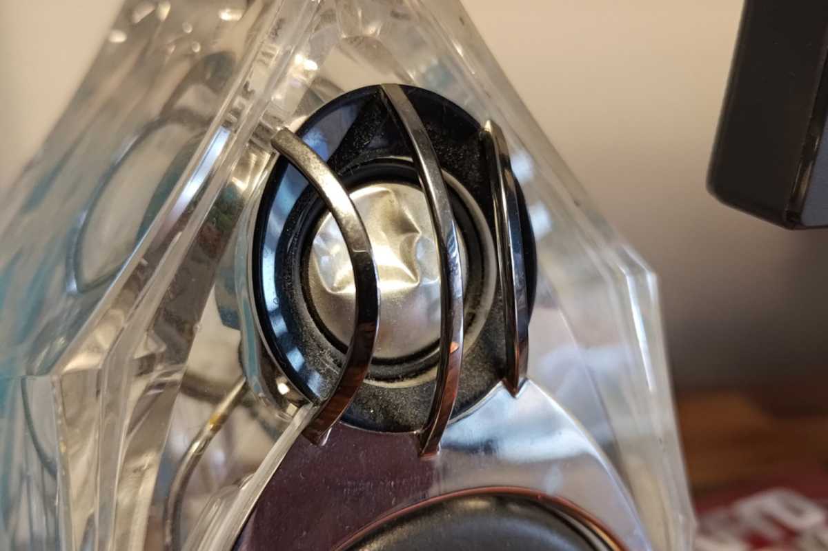 Harman Kardon GLA-55 speakers close-up