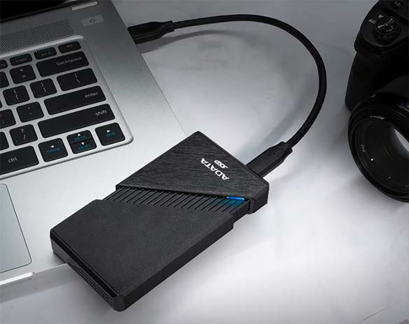 NVMe-SSDs mit topaktuellen USB-Schnittstellen wie die Adata SE920 mit USB 4 müssen für gute Abwärme sorgen, sollen die Datentransfers nicht aufgrund der Hitze gedrosselt werden. Das geht zulasten der Kompaktheit.