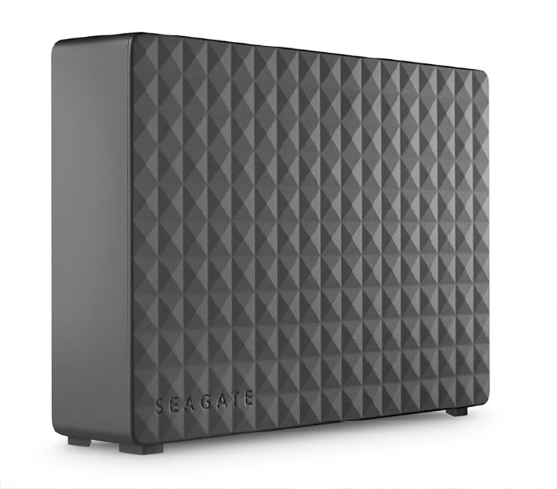 Externe HDDs im 3,5-Zoll-Format sind mit 24 bis sogar 26 TB Kapazitätswunder. Gleichzeitig ist der Preis pro GB unschlagbar günstig. Diese Speicher sind jedoch nicht zum Mitnehmen, sondern für den stationären Einsatz gedacht.