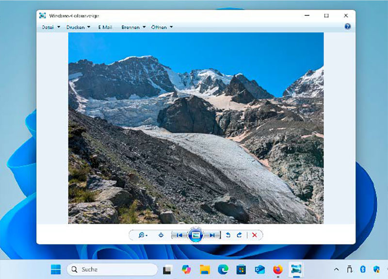 Erinnern Sie sich noch an die frühere Windows-Fotoanzeige? Zum schnellen Anschauen und Durchblättern durch eine Bildersammlung eignet sie sich viel besser als die späteren Apps.