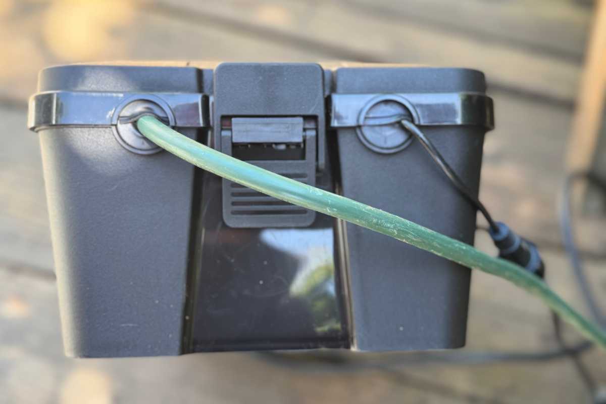 Cables entering Iwillink box