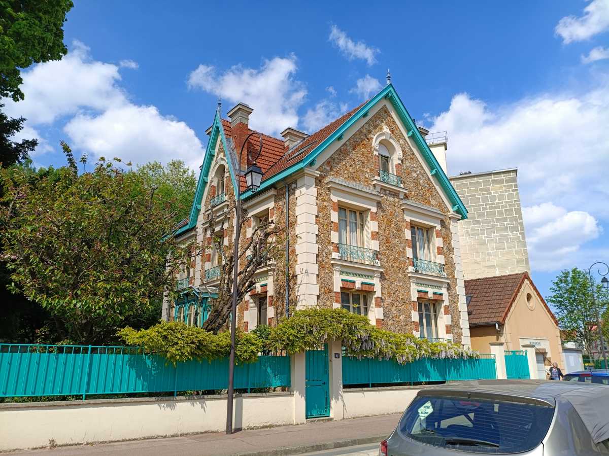 A photo of a house in daylight