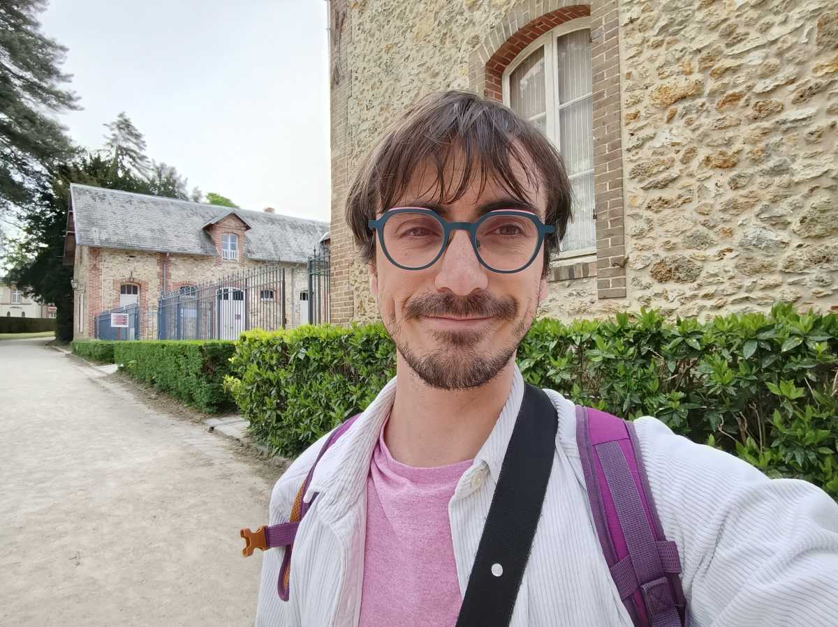 Selfie of the author at a farm bulding