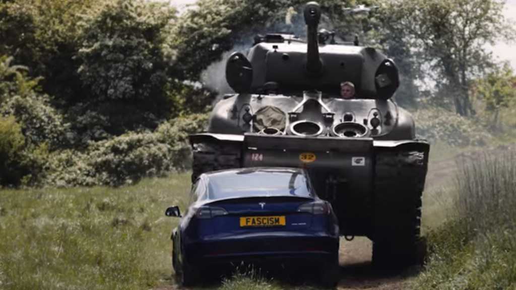 Image: Youtube-Video: Weltkriegs-Panzer Ã¼berrollt Tesla aus Protest gegen Musk