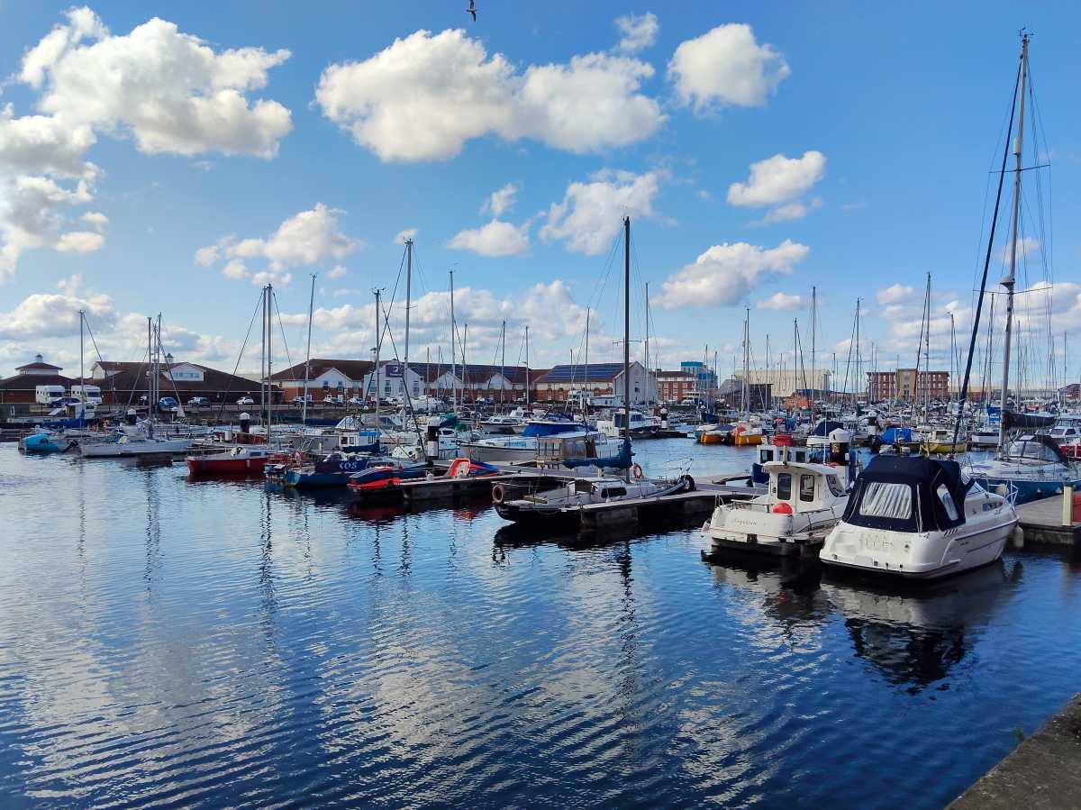 Oppo Reno 13 FS Regular Boat Scene