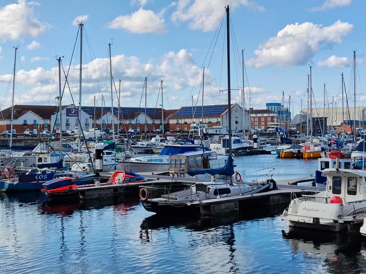 Oppo Reno 13 FS Zoom Boat Scene