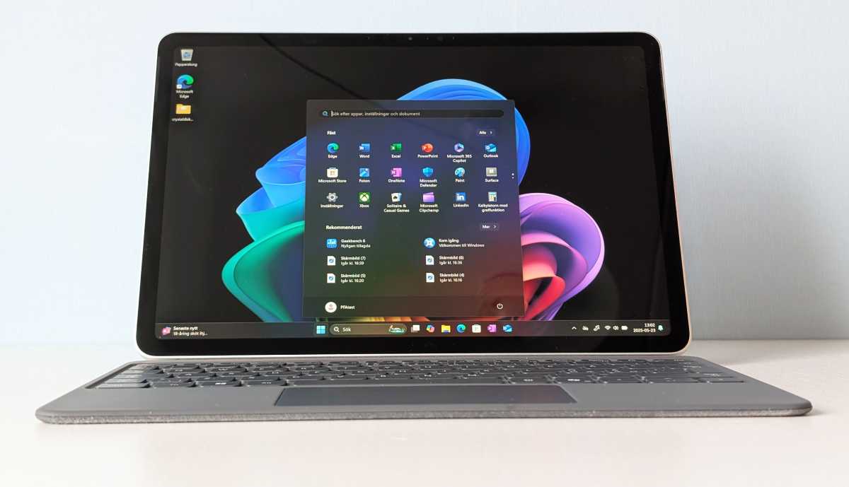 Surface Pro 12 på bord