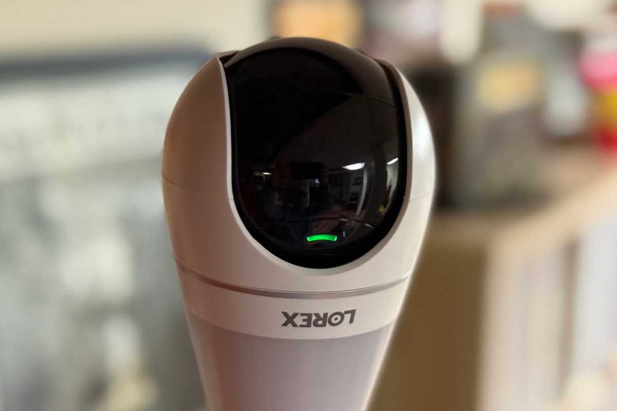 Lorex 2K Wi Fi Lightbulbcam عن قرب