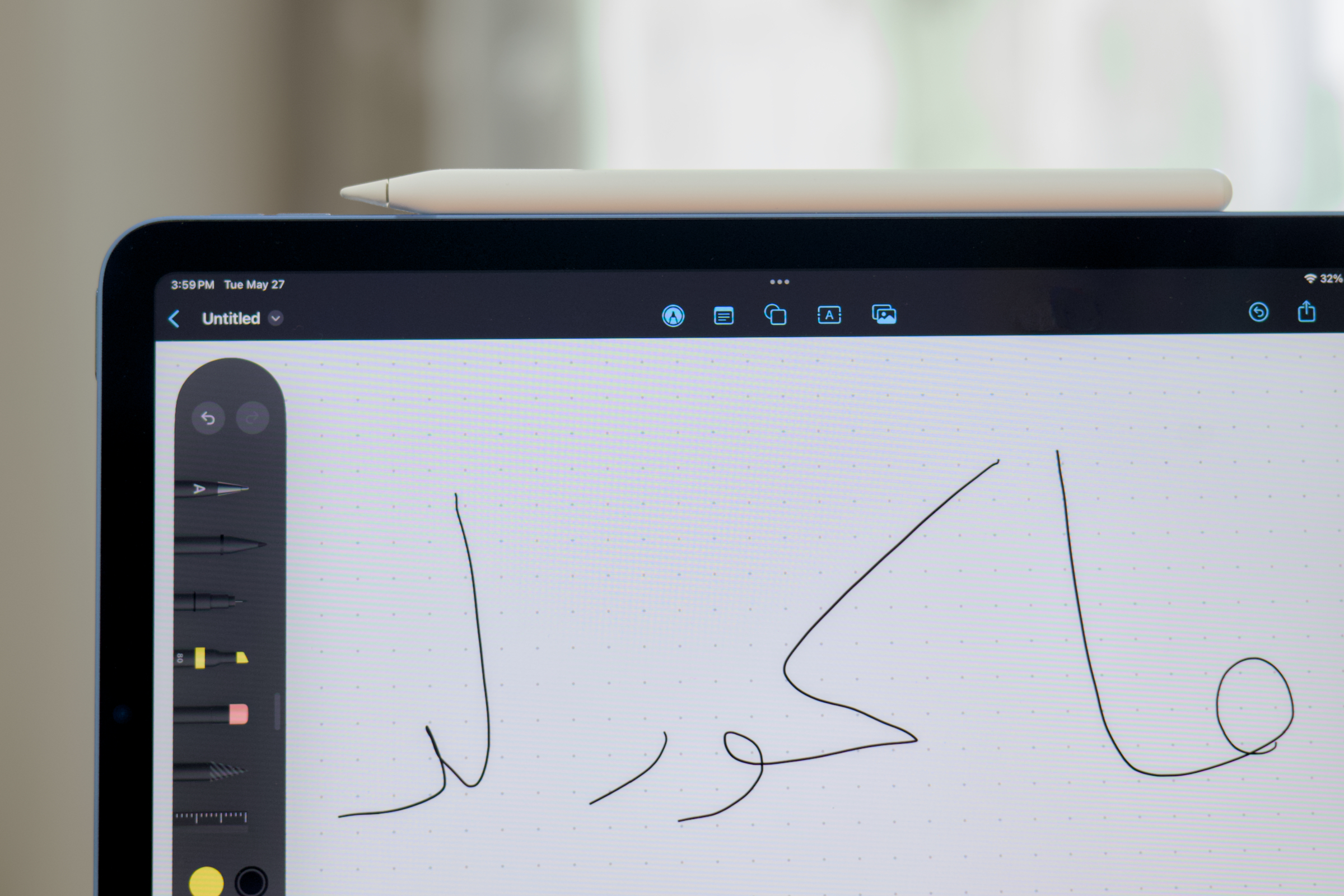 Macworld written in Arabic on an iPad Air