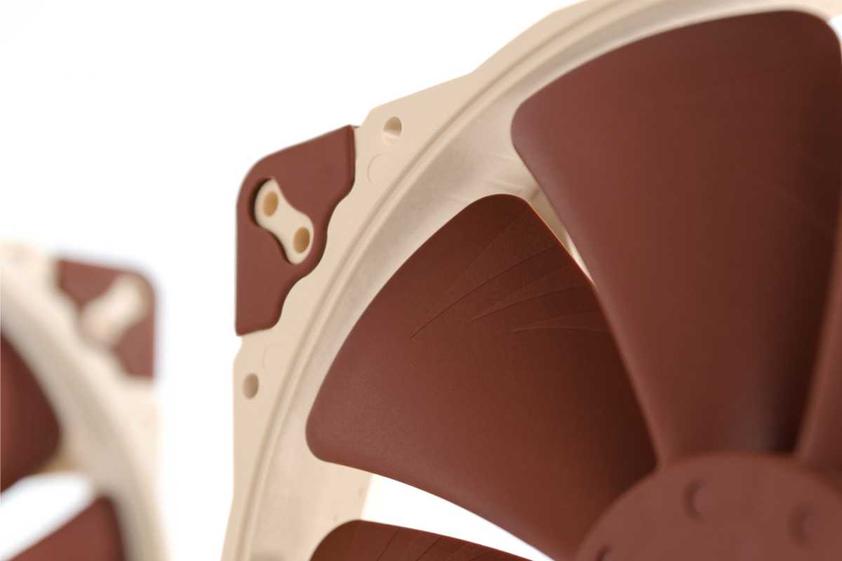 Noctua NF-A20 5V PWM cooler fan blades closeup