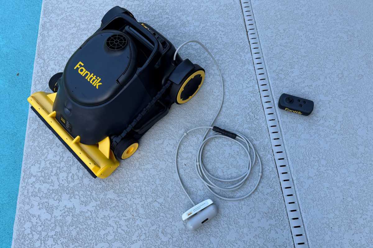 Unboxed Fanttik Aero X robotic pool cleaner