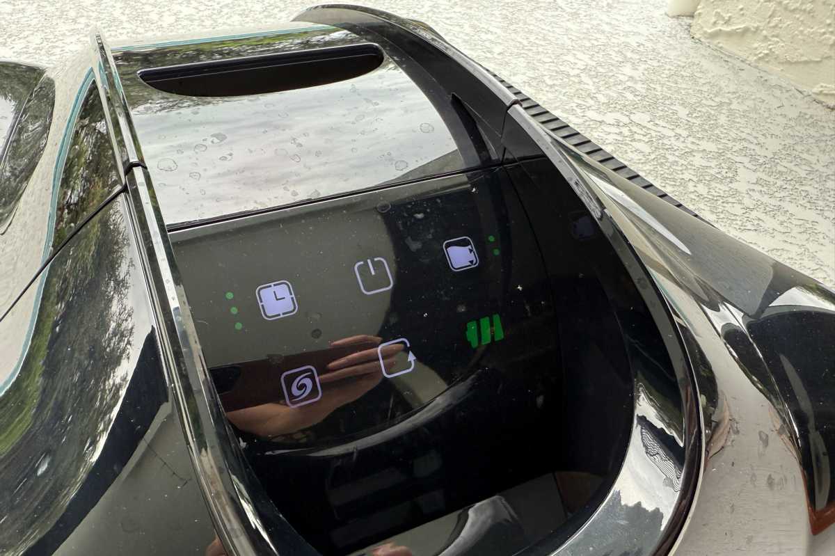 iGarden robotic pool cleaner controls