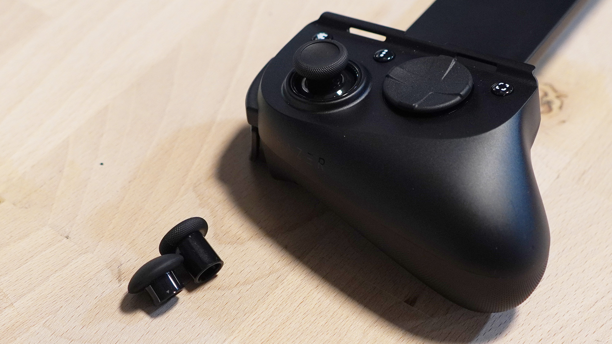 Linke Controller-Hälfte des Razer Kishi V3 Pro XL mit Ersatz-Sticks