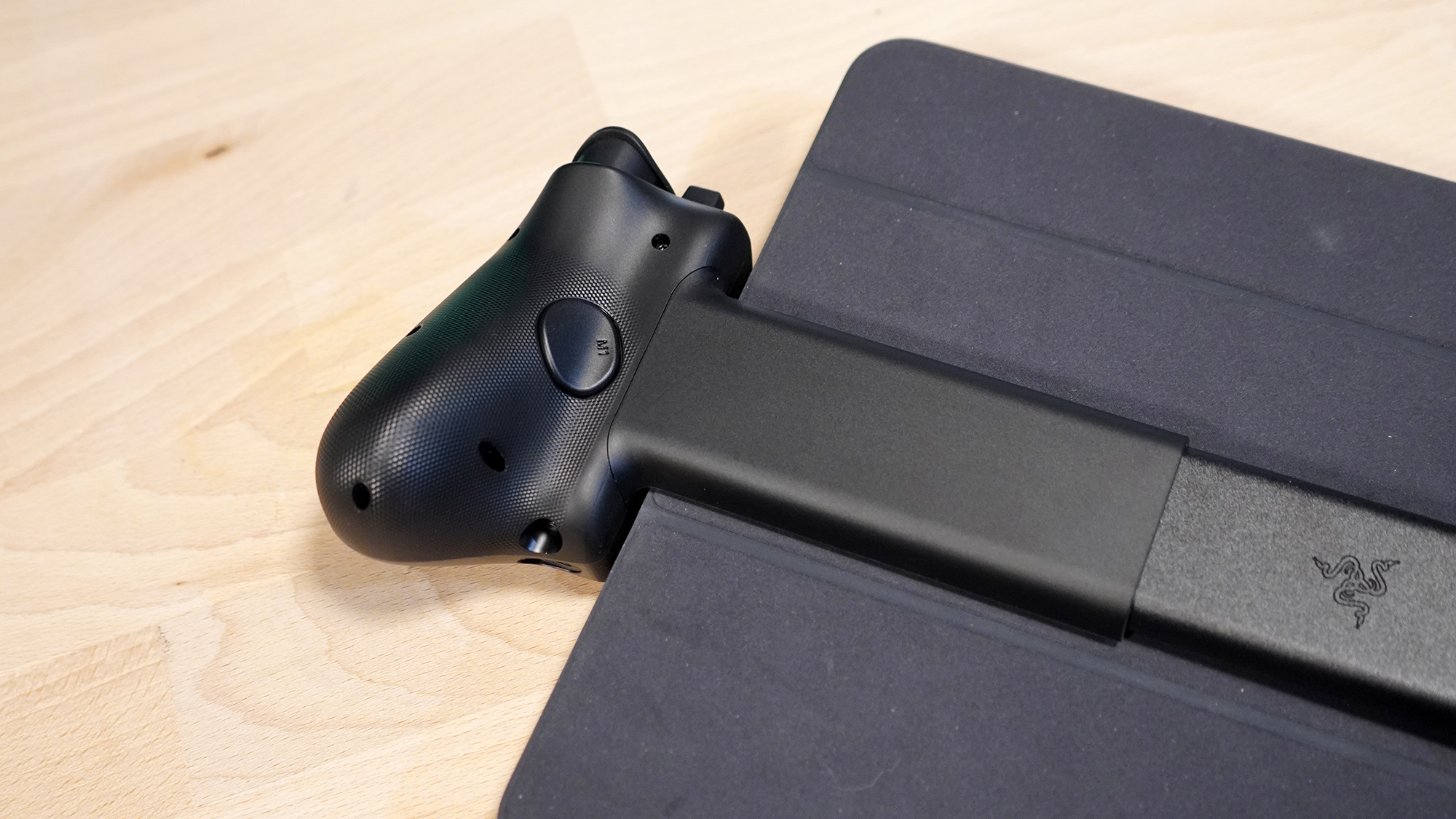 Rückseite des Razer Kishi V3 Pro XL mit Zusatztaste