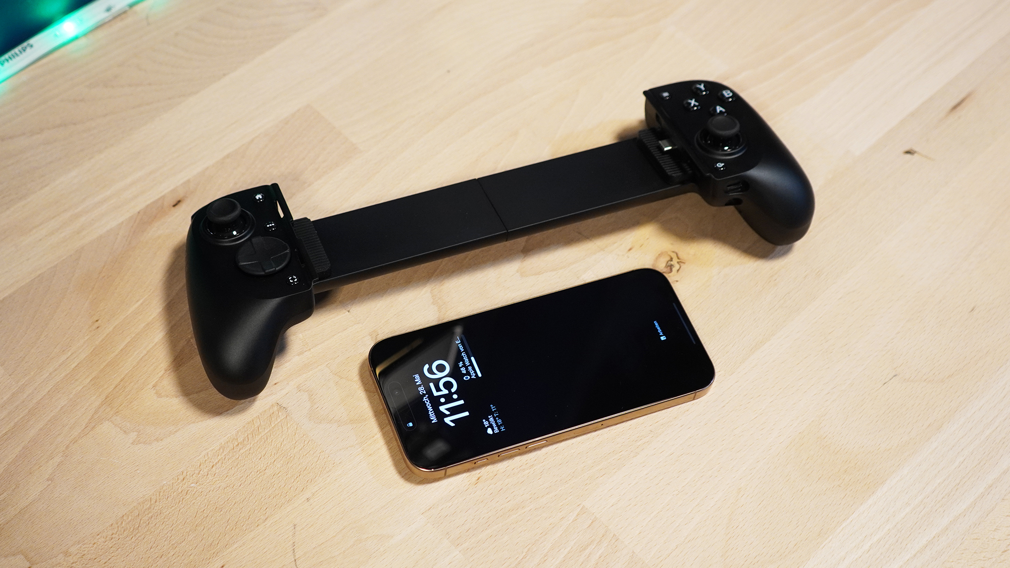 Razer Kishi V3 Pro XL neben einem iPhone 16 Pro Max