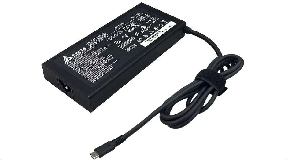 Als eines der ersten Netzteilmodelle beherrscht das Delta ADP-240KB BA 240 Watt Ladeleistung und entspricht der Spezifizierung USB PD EPR. Damit können Sie alle Verbraucher von Notebook bis Maus über Typ-C laden.