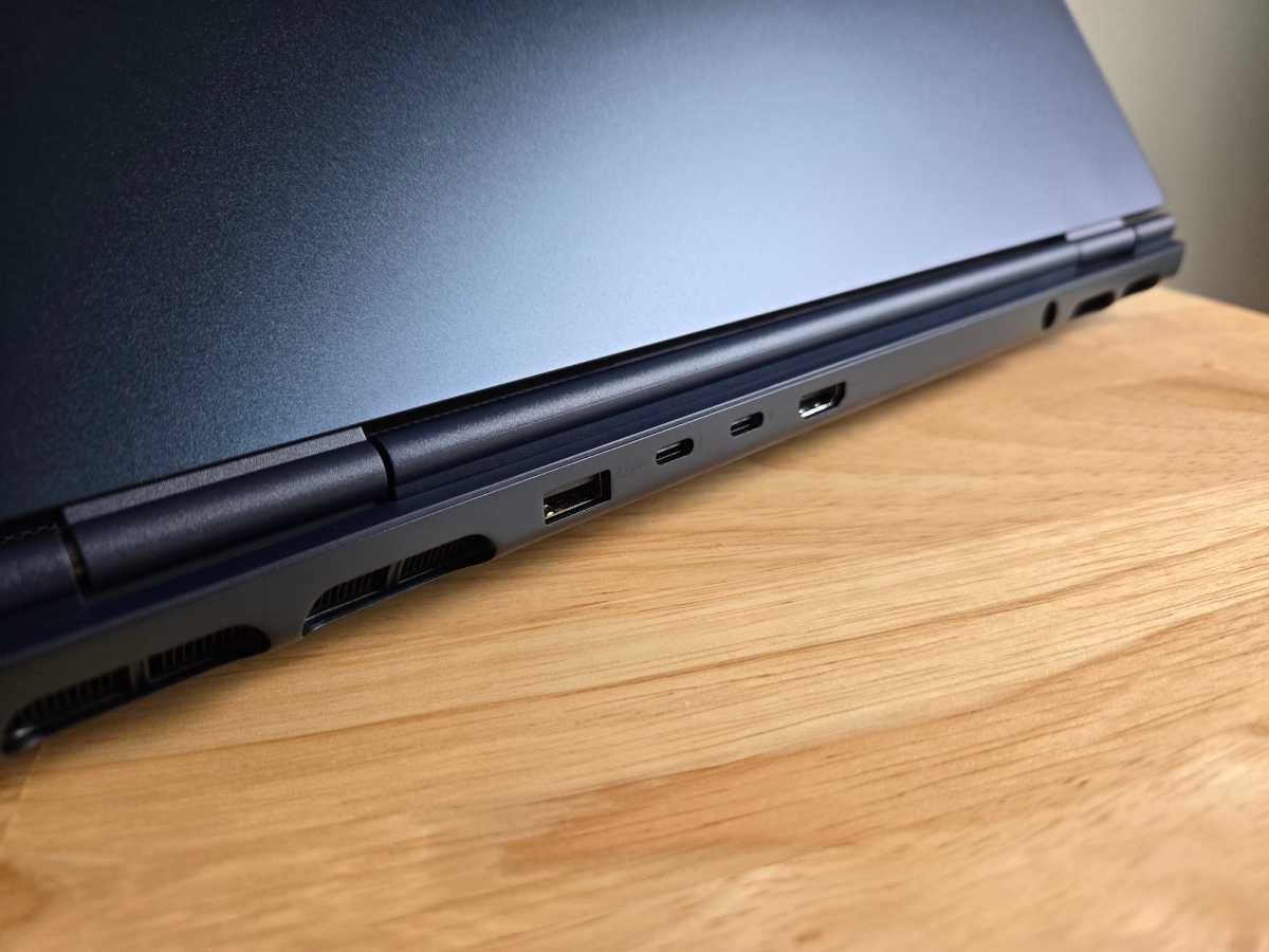 Alienware 16X Aurora back ports