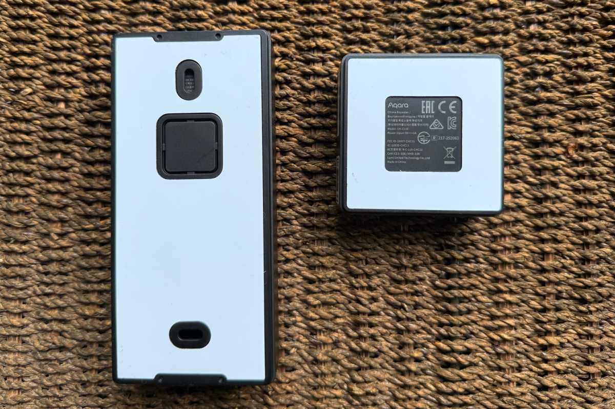 الجوانب الخلفية من Aqara Doorbell Camera Hub G410 و Chime