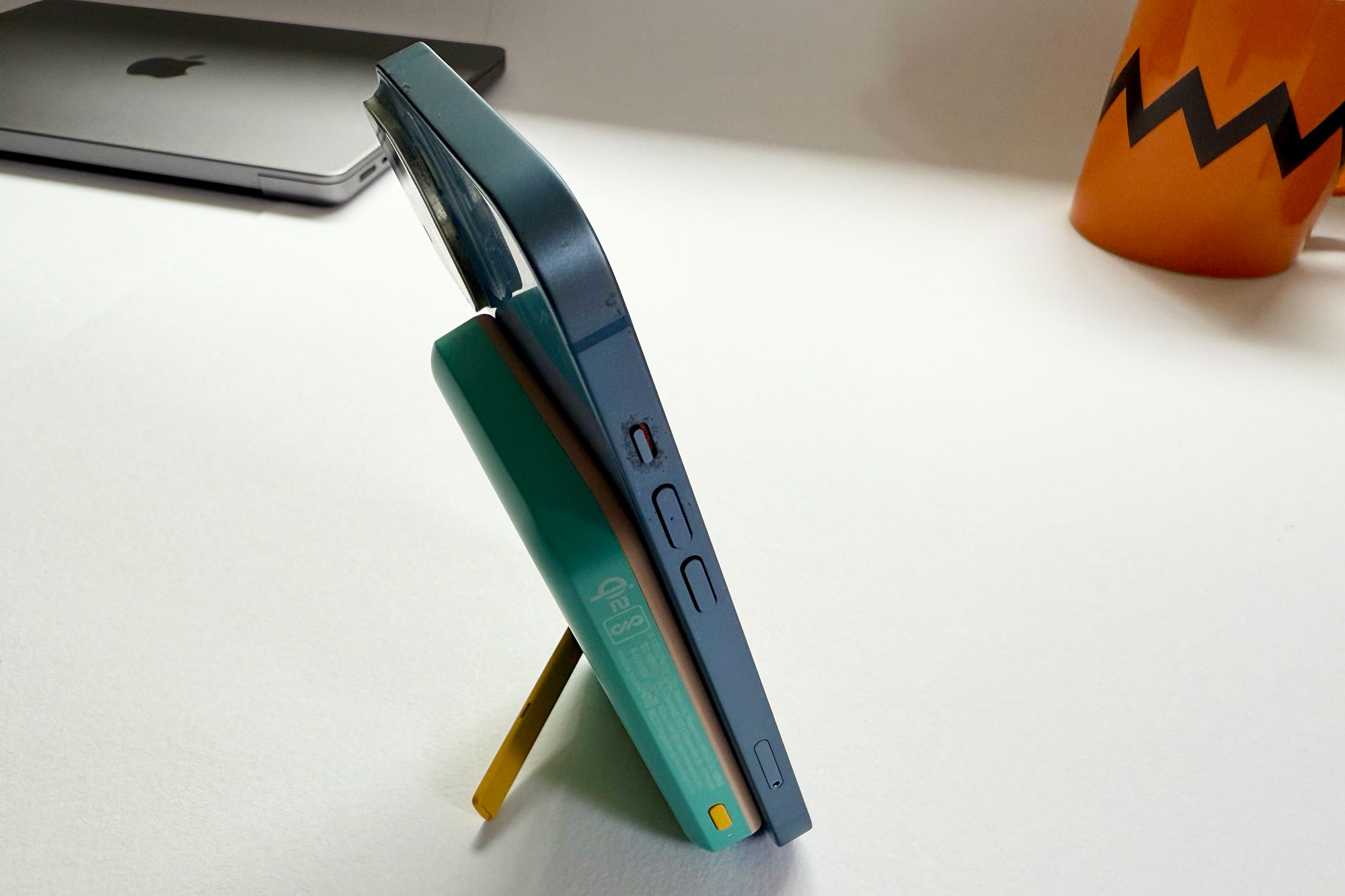 Belkin BoostCharge Pro Magnetic Power Bank 5K Teal Stand