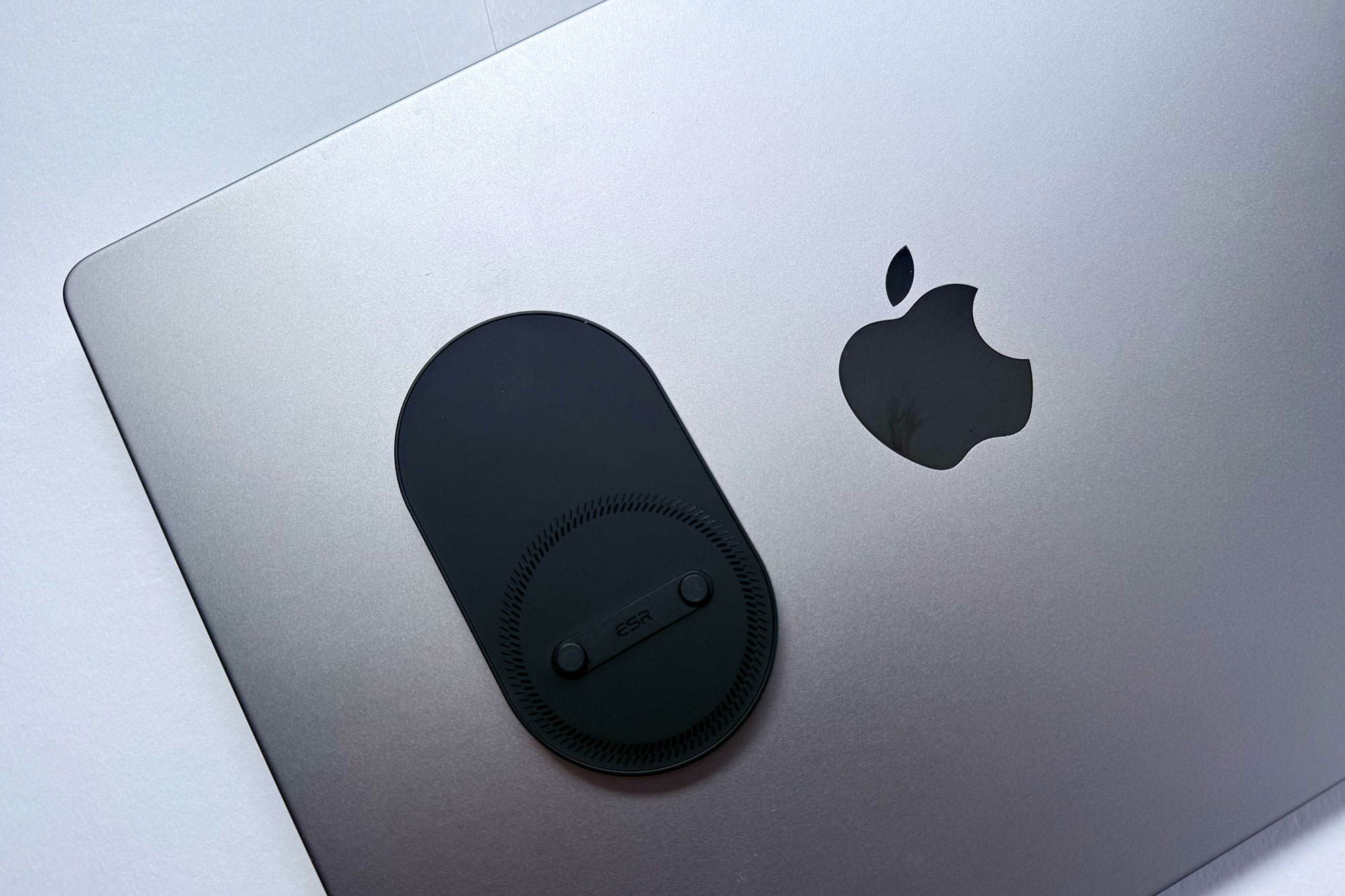 ESR MagMouse black base on MacBook