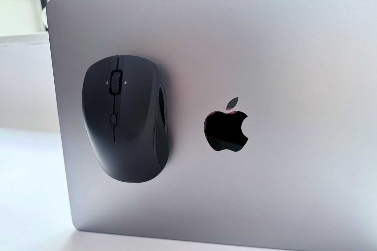ESR MagMouse black on MacBook