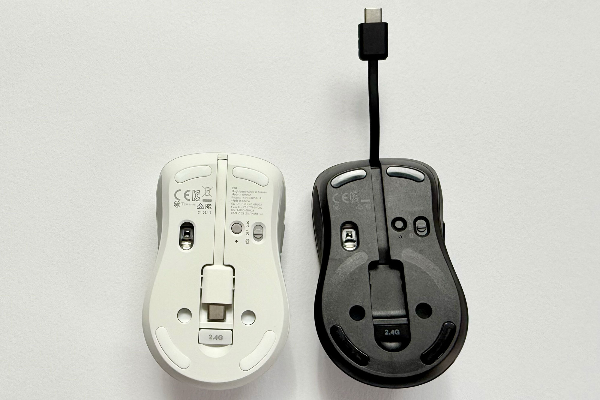 ESR MagMouse white black charging cable underside