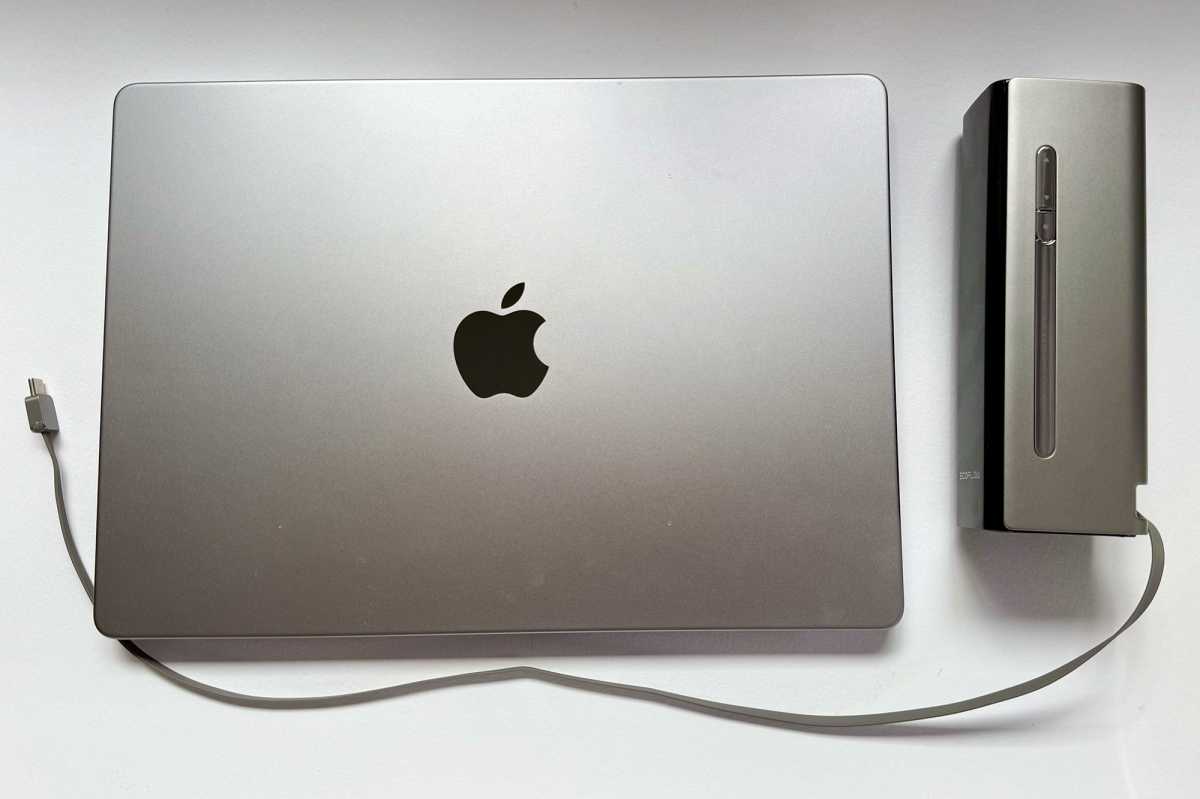 EcoFlow RAPID Pro Power Bank cable and MacBook