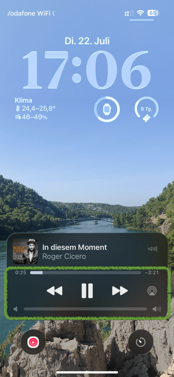 03_Mit der eingeschalteten Funktion lässt sich der Lautstärkeregler im Musik-Widget im Sperrbildschirm einblenden. 