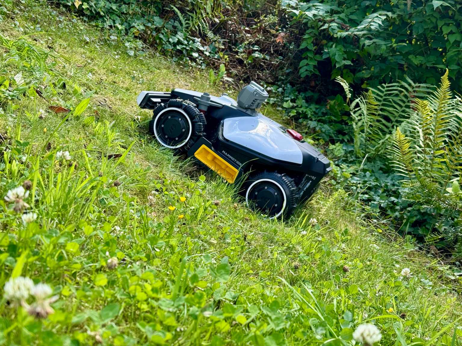 Robot Cortacésped LUBA Mini AWD Con LiDAR - Sin Cables, Para Jardines De Hasta 1500 M²