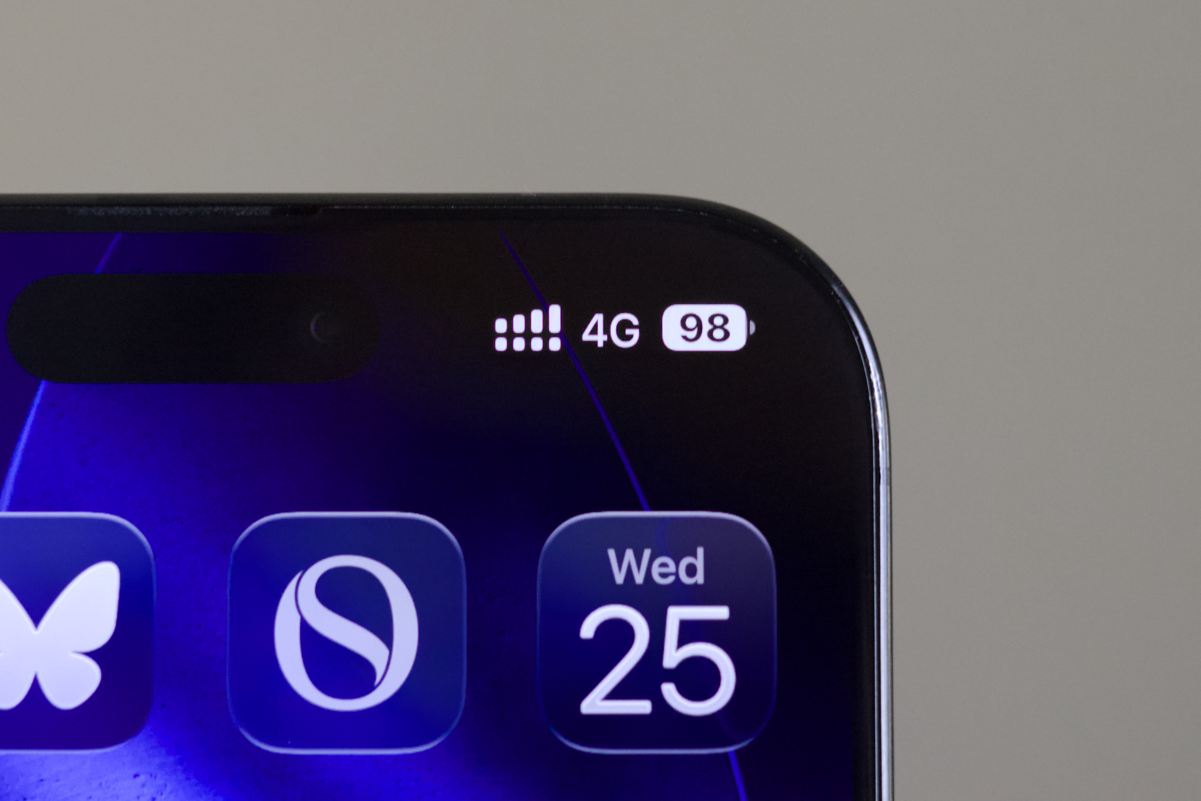 iPhone cell reception icon in status bar