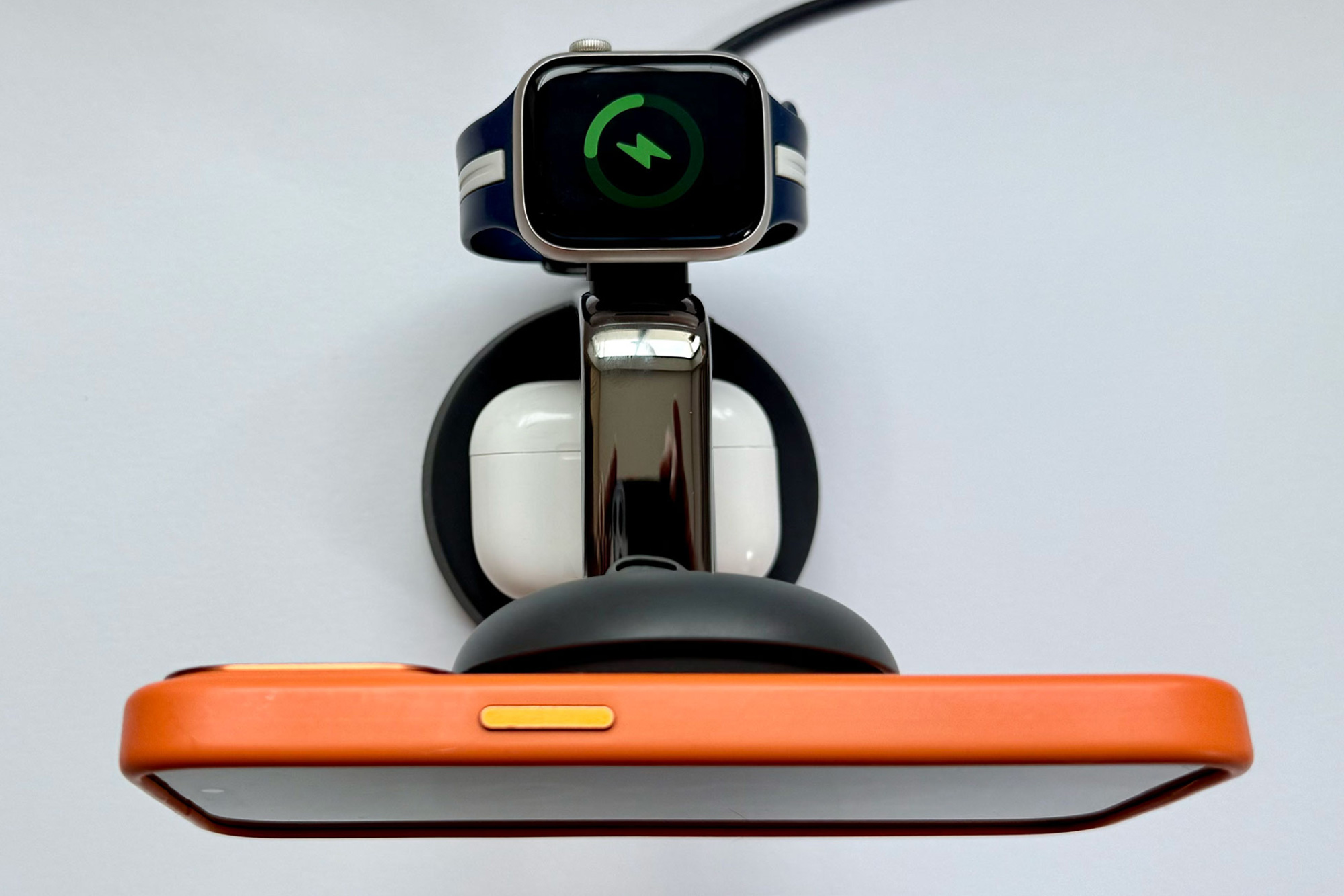 Belkin UltraCharge Pro 3 in 1 Magnetic Charging Dock above 2 sj