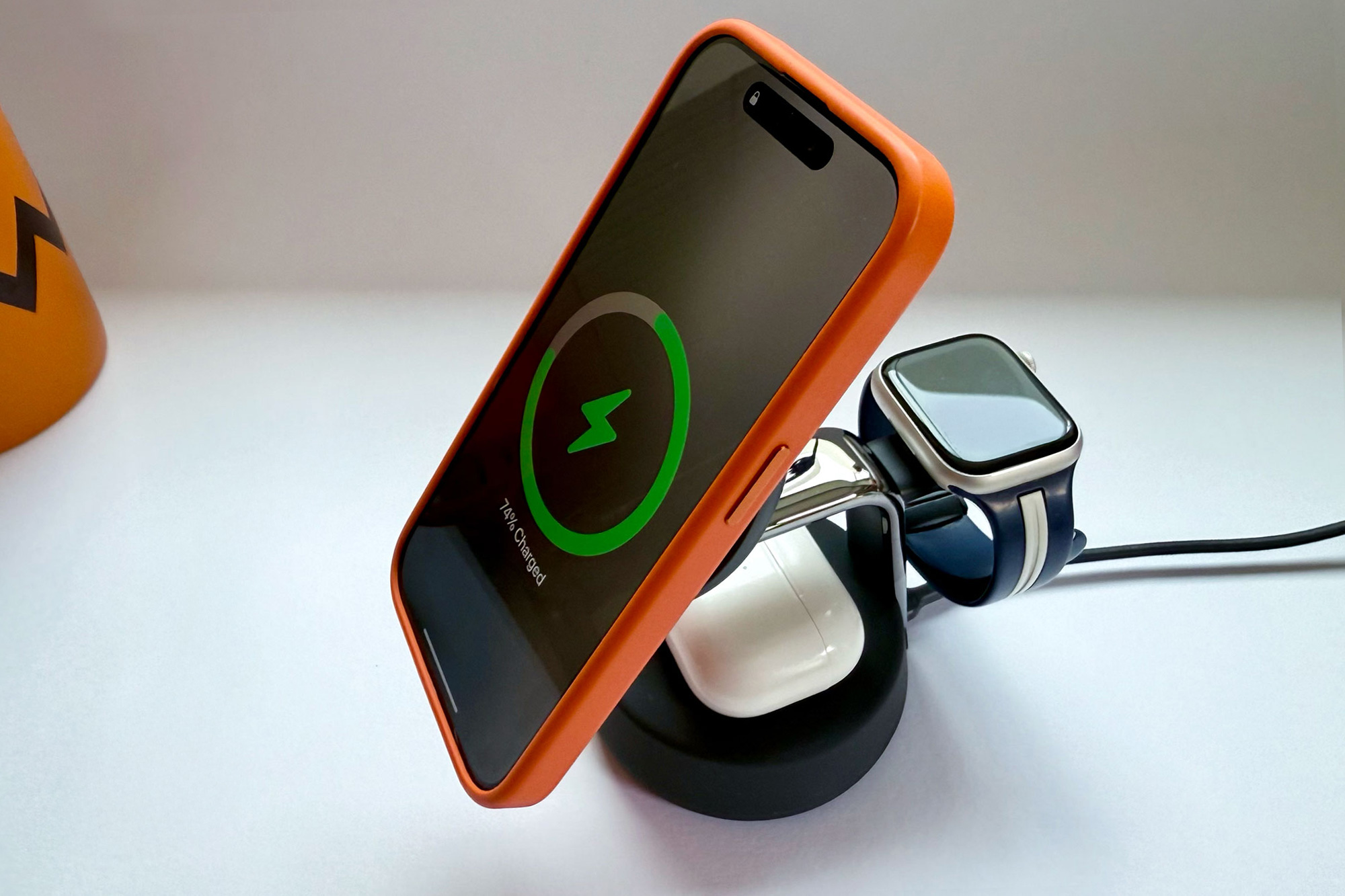 Belkin UltraCharge Pro 3 in 1 Magnetic Charging Dock side 2 sj