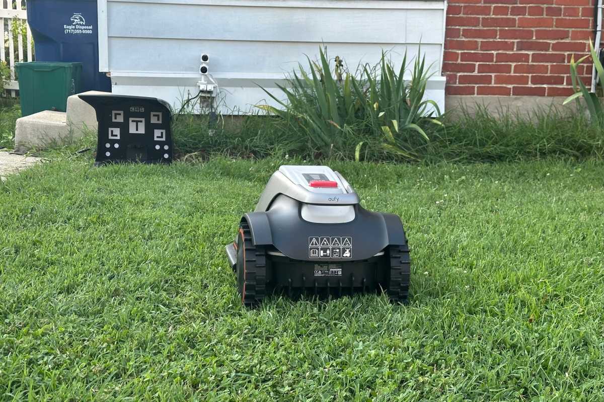 Eufy E18 rear view with base station