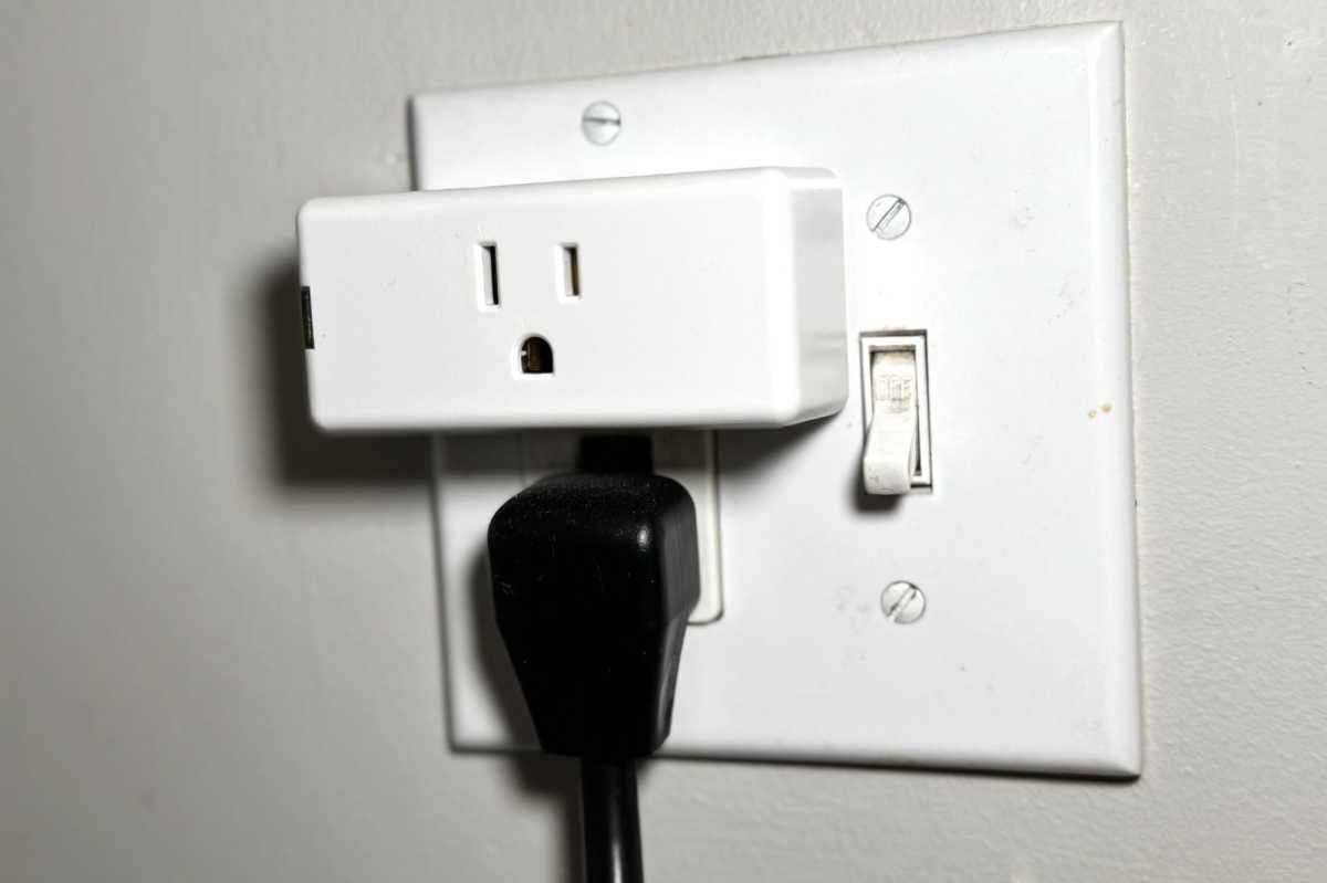 Leviton DP215P smart plug, installed