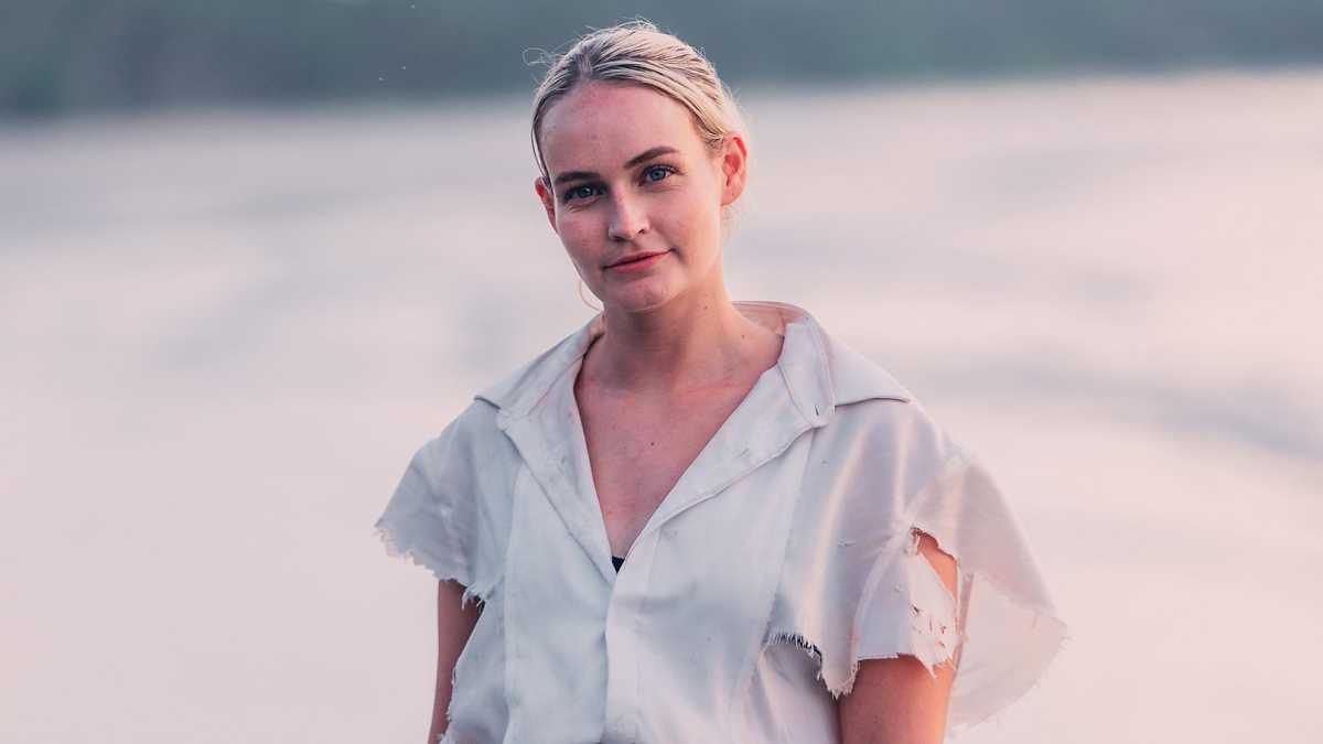 Mae Stranded on Honeymoon Island